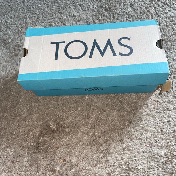 Toms NWT - Picture 2 of 4